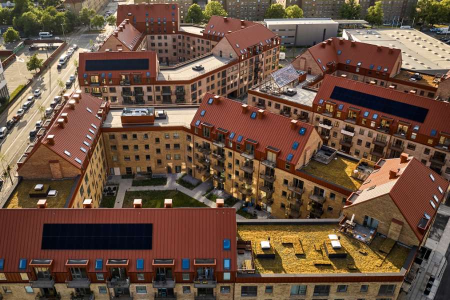 Das Klassische bekommt eine moderne Note in Kopenhagens Blöcken, die mit Stahlprofilen verkleidet wurden, Køhlers Have, Borgmester Christiansens Gade 17, 2450 København SV